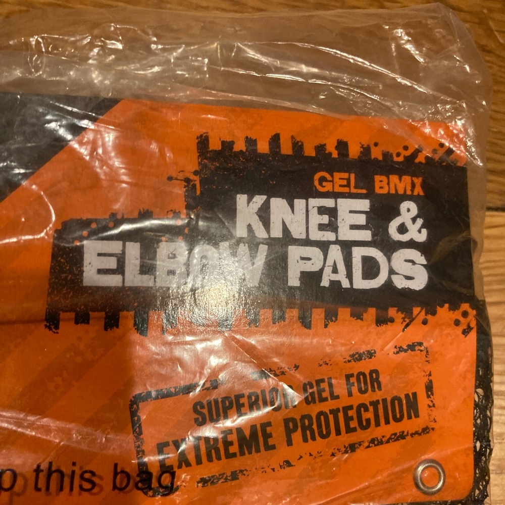 ⭐️⭐️Kids Mongoose knee and elbow pads. New in package.
